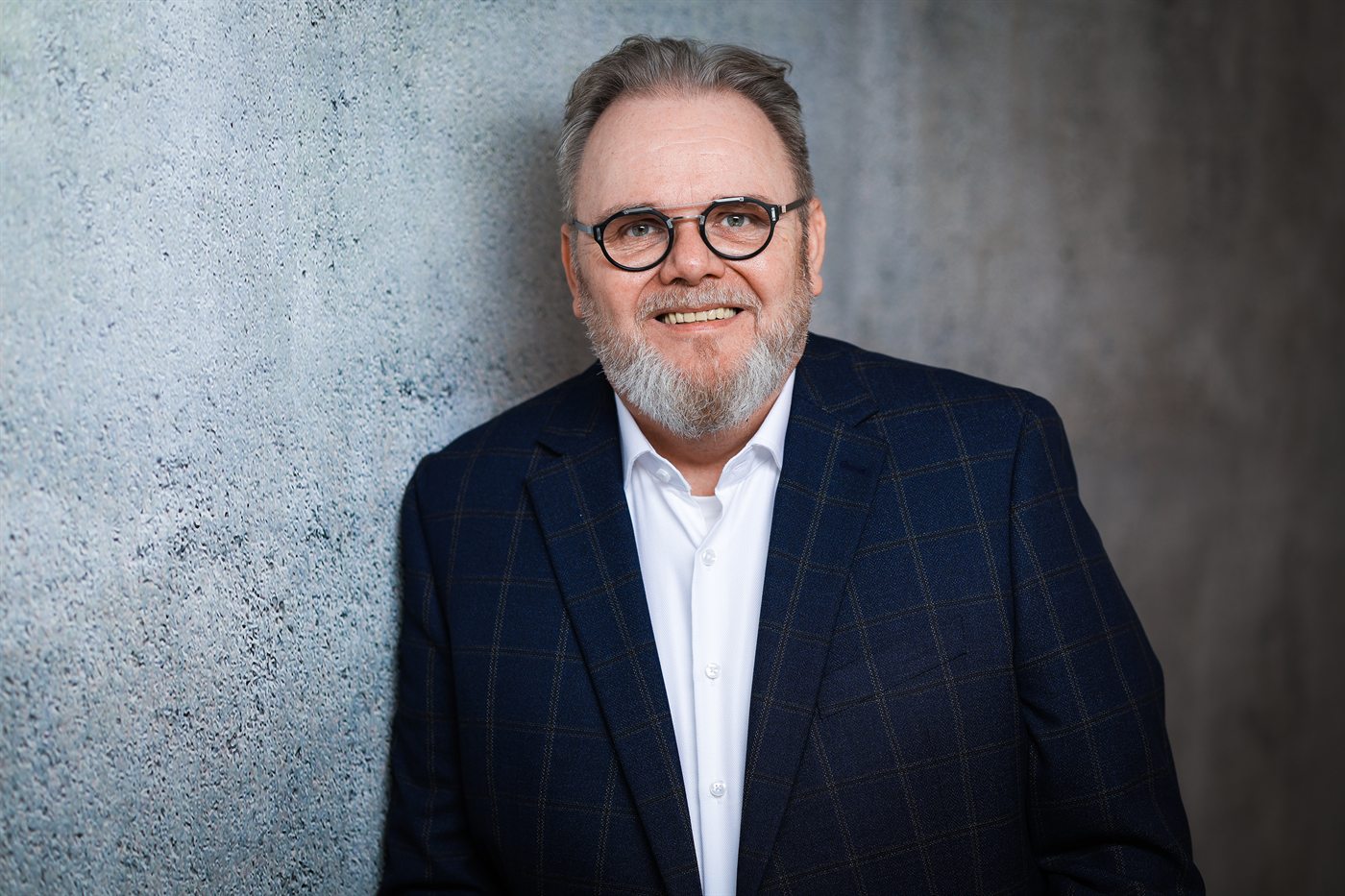 Lothar Dornieden vor einer grauen Wand